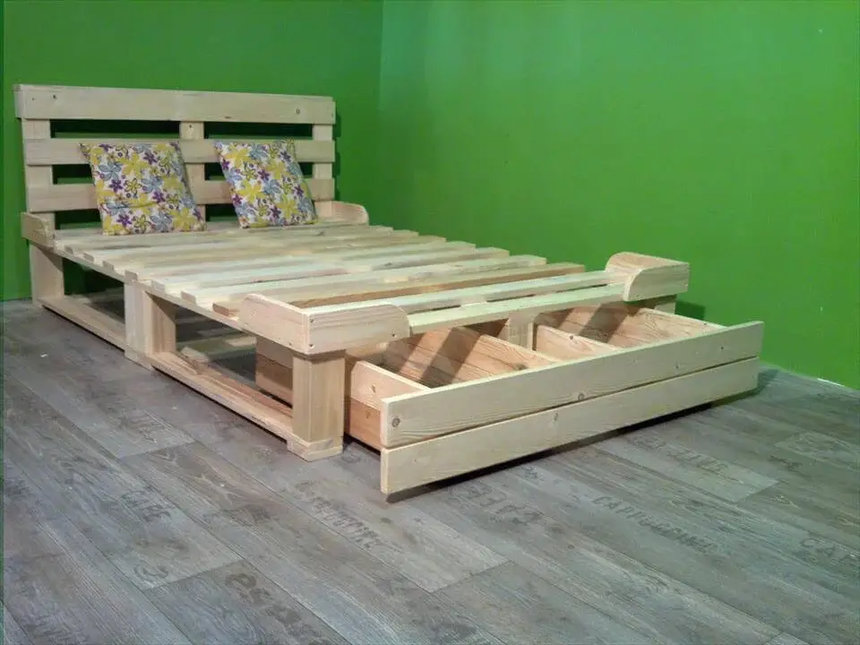 Paletová posteľ z úložným priestorom