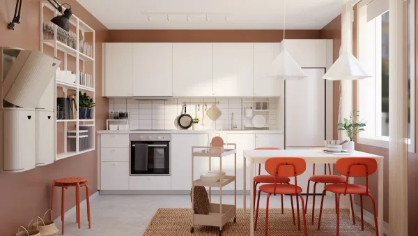 Kompaktná biela kuchyňa IKEA s jedálenským kútom - typická pre slovenský byt